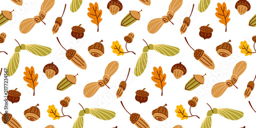 Foto Autumn seamless pattern with acorns, winged maple seeds, oak leaves, small seed