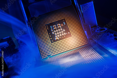 Foto Closeup microprocessor cpu on motherboard socket with blue neon lighting for tec