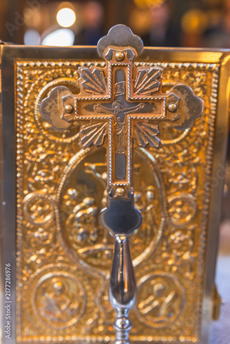 Fotografía Ornate Orthodox religious icon stand or altar cross with elaborate gold decorative patterns and traditional three-bar Orthodox cross symbol