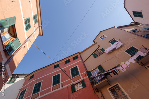 Fotografía Colorful facades of houses in the historic center of Imperia, Liguria region, It