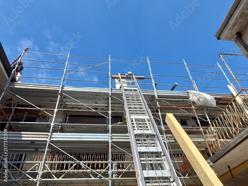 Lavori in corso nel cantiere edile in primavera - gru e ponteggio