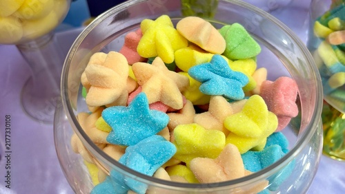 Fotografía Colorful gummy candy in a bowl as treat for children's birthday party celebratio