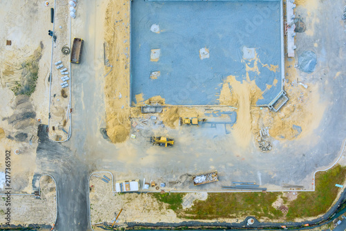 Konstfotografi Workers machinery are active on site of new building in city, ongoing construction efforts