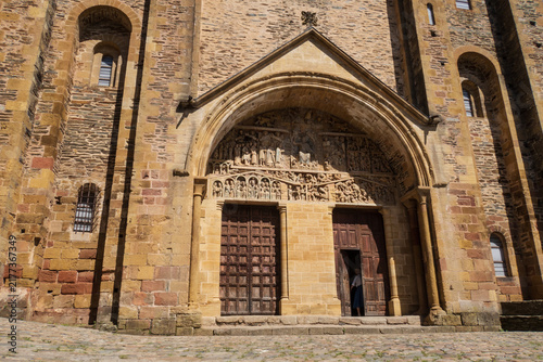 Fotografie L'abbatiale Sainte-Foy et son tympan à Conques - France