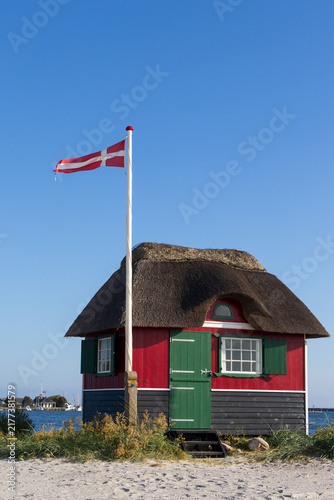 Cuadro en lienzo Traditional red and green wooden beach hut at Eriks Hale on Aeroe island