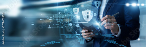 Fotografía Cyber security analyst working on tablet strengthening information security frameworks, monitoring real-time enterprise network threats, and neutralizing critical infrastructure vulnerabilities