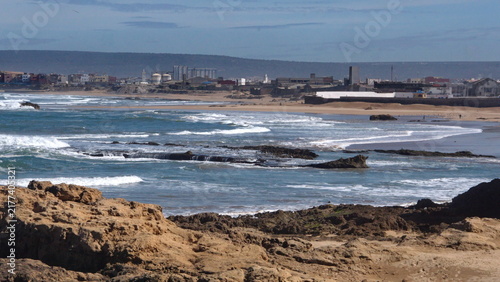 Fotografía Waves crashing into a rocky coastline just below the walls of the medina in Essa