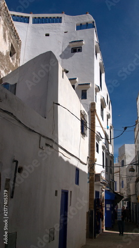 Foto White buildings along an alley in the medina, in Essaouira, Morocco