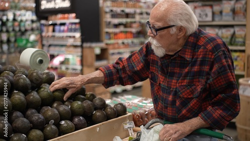 Canvastavla An elderly man is shopping in a grocery store