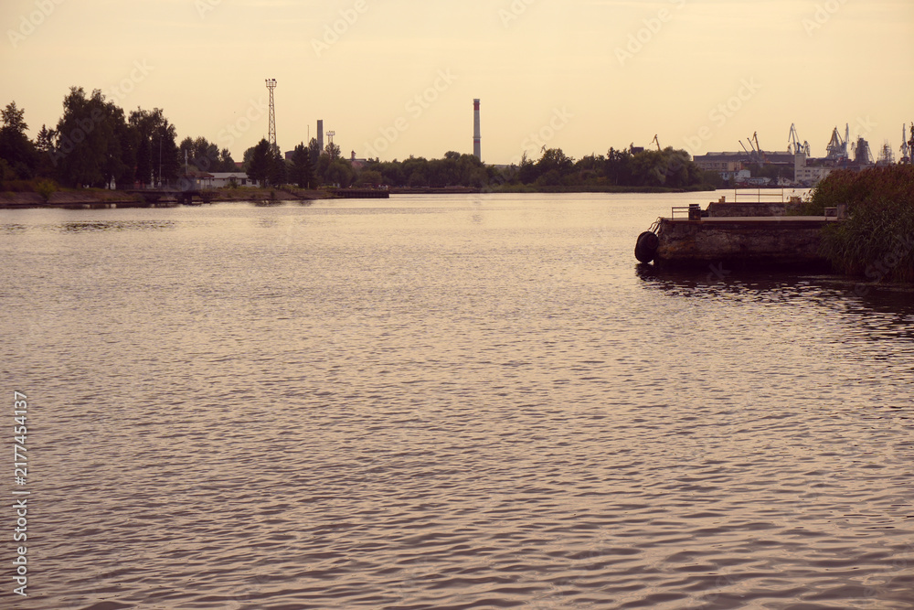 Naklejka premium The riverbank in the city.
