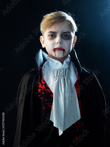 Canvastavla A boy dressed in a vampire costume