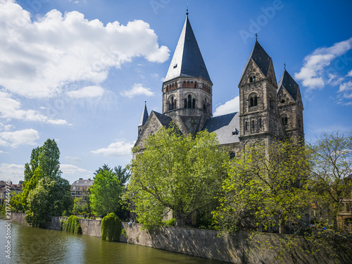 Fotografía Metz, France – April 26, 2025: View of the historic Temple Neuf Protestant church standing on the banks of the Moselle River in Metz