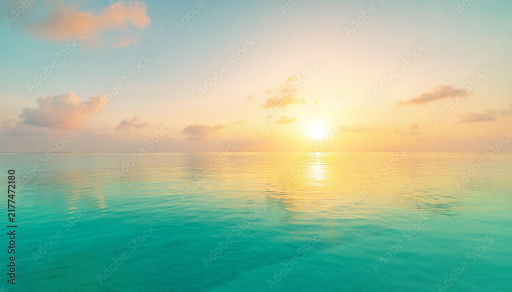 Obraz premium 美しいエメラルドグリーンの海と静かな夕焼けの風景