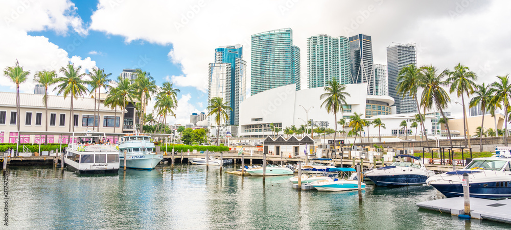 Obraz premium View of the Marina in Miami Bayside with modern buildings and skyline in the background.