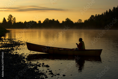Foto Canoe on Willamette River at dawn, Willamette River Greenway, Marion County, Ore
