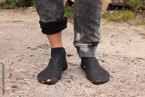 Fotografía Poor man in shabby socks outdoors, closeup
