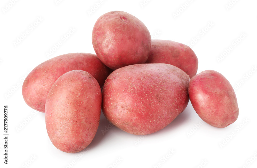 Obraz premium Many ripe red potatoes isolated on white