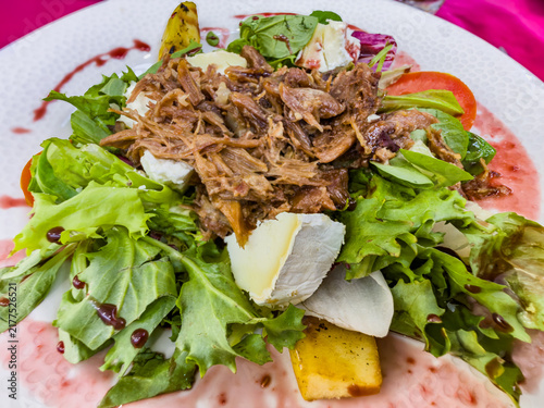Pulled pork salad with goat cheese and greens