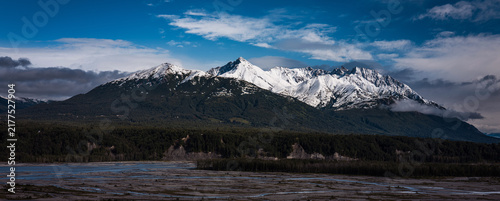 Fotografie Palmer Alaska autumn landscape at Matanuska River Park with views of the snow co