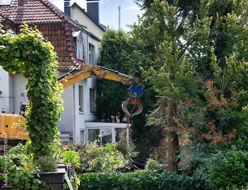 Abrissarbeiten durch einen Bagger auf einem Grundstück