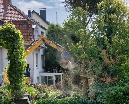 Abrissarbeiten durch einen Bagger auf einem Grundstück