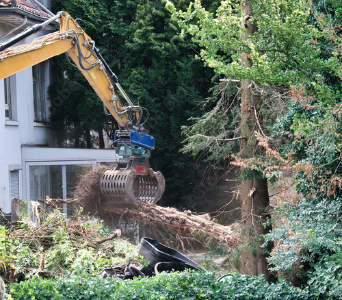 Abrissarbeiten durch einen Bagger auf einem Grundstück