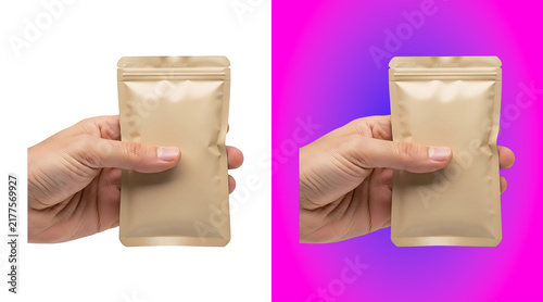 Foto A hand holding a small beige sealed pouch, isolated on a white background, produ
