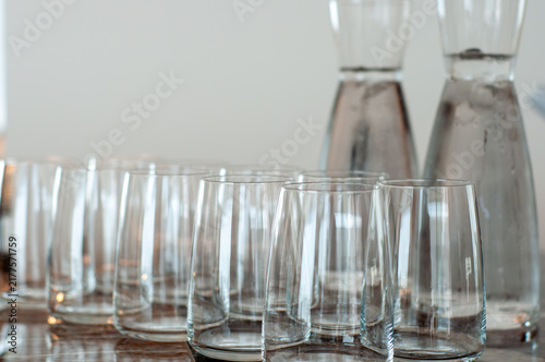 Canvastavla Clear glasses line wooden surface, ready for service