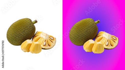 Fotografie A whole green jackfruit with a bumpy texture next to two yellow, fleshy segments