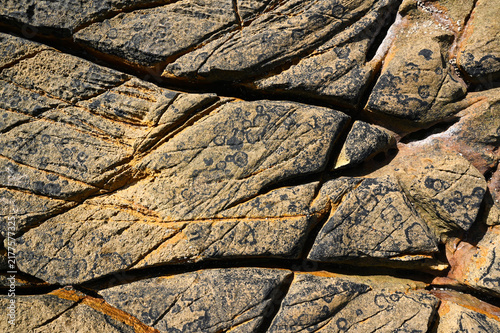 Foto A granite rock formation on the Atlantic coast, with grooves and crevices carved out by the waves and seawater, weathered and eroded