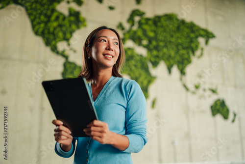 Foto Asian businesswoman holding digital tablet, envisioning global business strategy