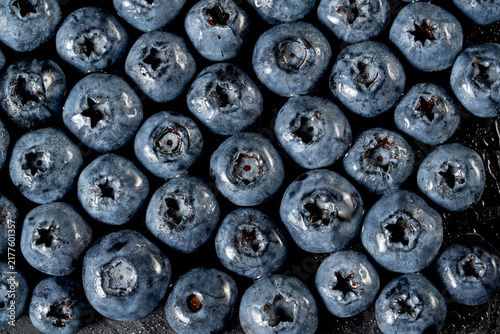 Cuadro en lienzo Ripe blueberries gleam with natural shine