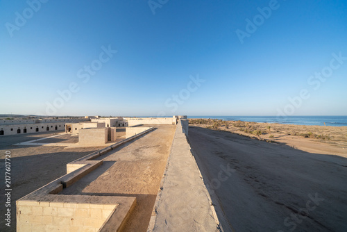 Fotografía Elevated wide shot along stone rampart wall of Al-Muwaylih Fort looking across b