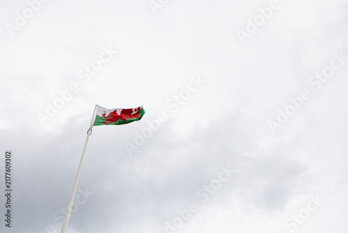Foto Welsh national flag flying from a tall flagpole in Llandudno North Wales with th