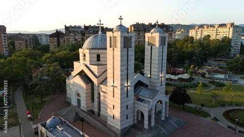 Fotografía NIS, SERBIA - JUNE, 2026: Aerial view of the Church of Saint Emperor Constantine and Empress Helena in Saint Sava park during early morning sunrise
