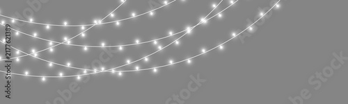 Fotografía White string lights create a soft glowing effect on a black background
