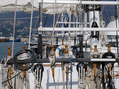 Bild auf Leinwand Sailboat masts and rigging in a marina