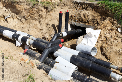 Foto Insulated heating pipes with protective casing  in an open sand trench