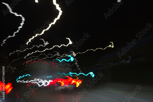 Foto An intentional night-time motion-blur shot of a city street with cars