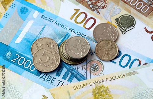 Foto Russian ruble money banknotes and coins on table