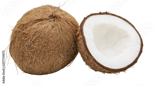 Foto Isolated whole and fresh halved coconut showing its fibrous brown husk and white flesh