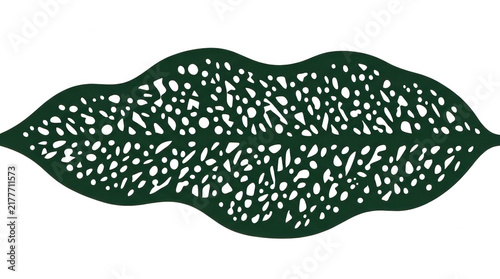 Abstrakcyjna ilustracja w kształcie ust wypełniona wzorem liścia z białymi kropkami i plamkami na ciemnozielonym tle, symbolizująca naturę i ekologię w nowoczesnym stylu graficznym.