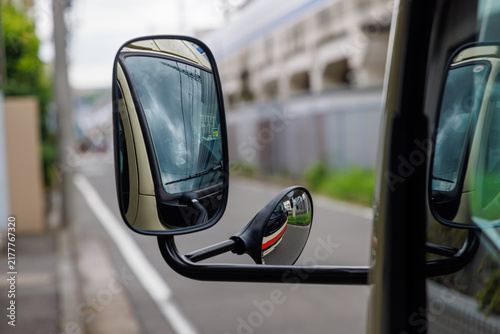 Tapety artystyczne 路上に停車中のトラックのサイドミラーと街の映り込み