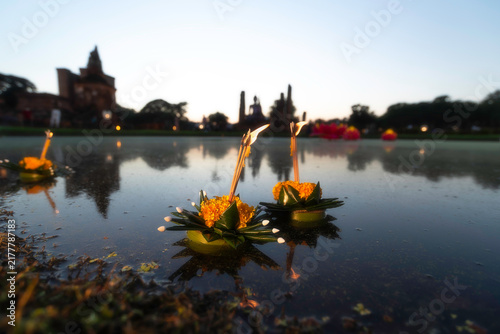 Foto Loy Khrathong festival in Sukhothai historical park, Thailand