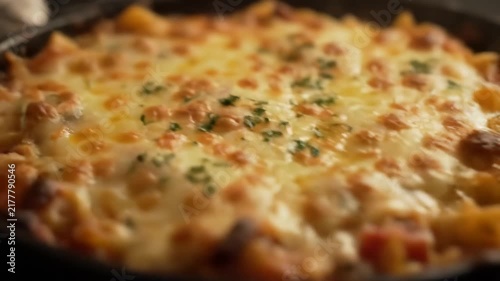 Delicious Close-Up of Baked Macaroni and Cheese Casserole Topped with Golden Melted Mozzarella and Fresh Parsley Garnish in a Dark Skillet