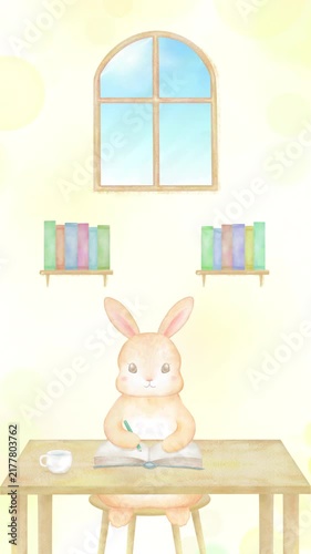 机に向かってノートに書き込む可愛いうさぎの縦型ループアニメーション。学習・勉強・教育の素材。	