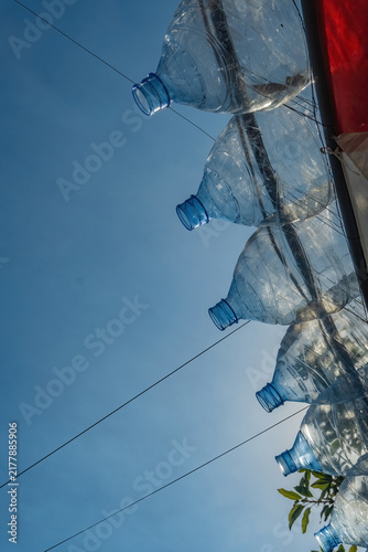 фотографія Recycled plastic bottles hanging as patriotic decorations against a bright clear