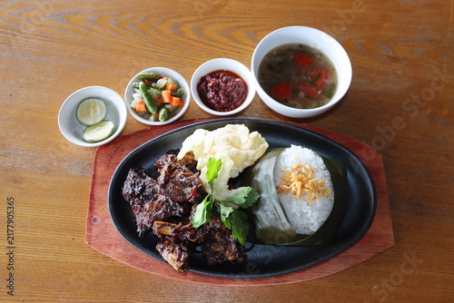 Obraz na płótnie rib grill  iga bakar with banana leaf rice on the hot plate