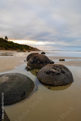 Canvastavla View of Moeraki Boulders during low tide.