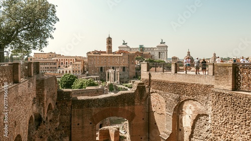 Canvastavla "Aerial View of Roman Forum Ruins with Vittoriano Monument in Background, Rome,